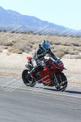 media/Dec-01-2025-Moto Forza (Mon) [[2daa91e15f]]/3-Beginner Group/Session 3 (Turn 16 Inside)/